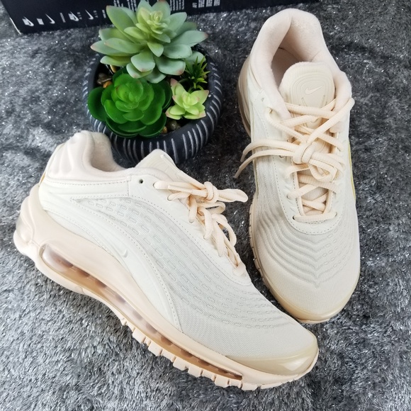 Nike Shoes - Nike Air Max Deluxe Sneakers